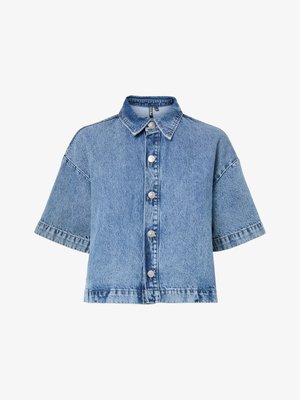 Lys blå denim kortermet cropped jakke med spiss krage og sølvfargede knapper foran på hvit bakgrunn.