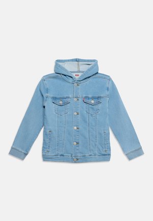 Veste en jean bleu clair avec capuche, fermeture à boutons, deux poches poitrine avec boutons, et deux poches latérales.