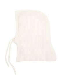Valkoinen ribsikuvioinen neulehattu, joka on pyöreä ja jossa on säädettävät nauhat. Valmistettu pehmeästä materiaalista, jossa on koko pinnalla tekstuuri.