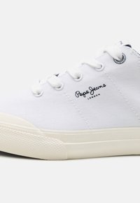 Pepe Jeans KENTON SERIE - Športni copati - white