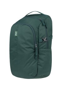 Tmavě zelený batoh s elegantním designem, který má několik zipových kapes, nastavitelné popruhy a horní držadlo pro nošení.