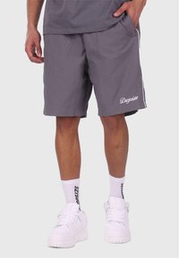 Grå shorts lavet af letvægtsmateriale, med en afslappet pasform, sidelommer og hvidt broderet "Dropsize" logo på kanten.