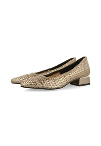 Ballerines dorées métalliques avec une texture tissée, bout pointu et petit talon bloc avec un accent métallique. Doublure intérieure lisse.