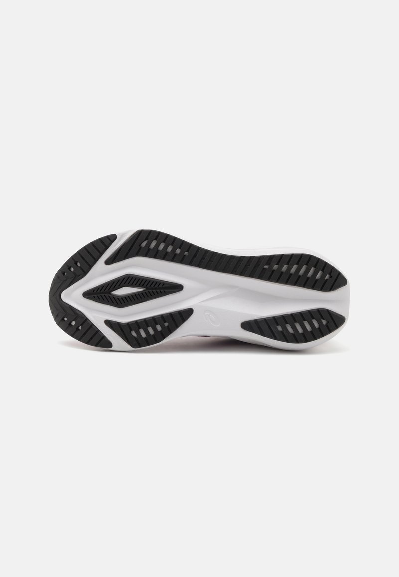 Suela de zapato deportivo blanco con patrones de tracción de goma negra texturizada y surcos para el agarre, con forma elegante y aerodinámica.