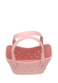 Roze rubberen mand met ronde randen, twee handvatten en ventilatiegaten. Gemerkt met "CROCS" aan de zijkant. Zachte textuur.