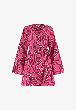 Robe portefeuille en tissu rose avec des motifs irréguliers de rose foncé, décolleté en V, longues manches évasées et une ceinture à la taille pour un ajustement réglable.