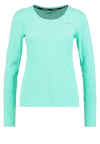 Langærmet atletisk top i lys mintgrøn med et tekstureret mesh-design. Har en rund hals og et lille gråt logo på brystet.