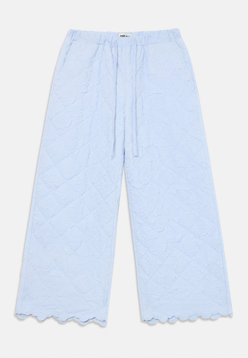 Φωτεινά μπλε παντελόνια με φαρδιά γραμμή, κατασκευασμένα από υφασμένο ύφασμα με εμφάνιση ραβδώσεων. Διαθέτουν μέση με κορδόνι και φινίρισμα με κυματιστό σχέδιο.