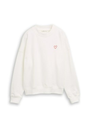 Witte crewneck-trui met lange mouwen en een klein rood omlijnd hartje op de linkerborst.