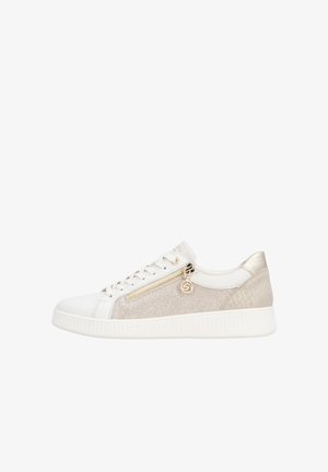 Baskets basses blanches et beiges avec lacets à l'avant, fermeture éclair latérale dorée avec un charme rond, et panneau talon texturé.