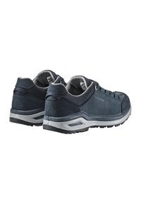 Scarpe da ginnastica blu scuro con una parte superiore in rete e suede, colletto imbottito e una robusta suola in gomma con un motivo di presa testurizzato.