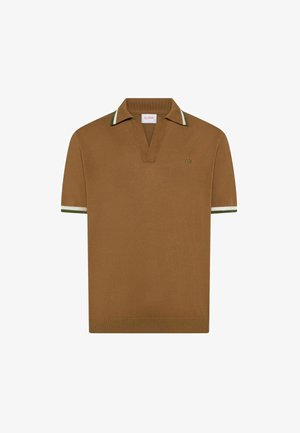 Polo marron à manches courtes avec col et bordures de manches rayés vert et blanc, en tissu tricoté, avec un petit logo vert brodé sur la poitrine.