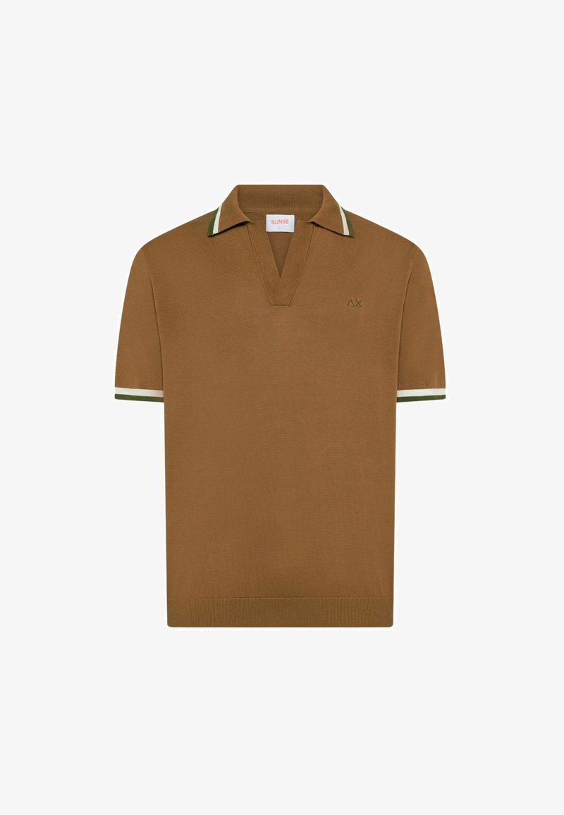 Polo marron à manches courtes avec col et bordures de manches rayés vert et blanc, en tissu tricoté, avec un petit logo vert brodé sur la poitrine.