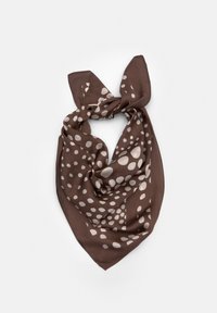 Brun silkescarf med stort hvidt prikmønster, udformet i en trekantet form med kantede kanter, bundet i en dekorativ stil.