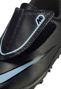 Sort atletiksko med en syntetisk overdel, der har en tekstureret overflade, blå accenter og en velcrolukning for sikker pasform.