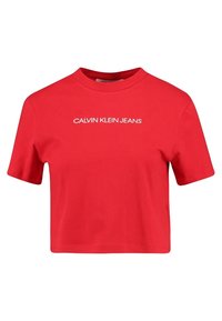 Rød bomulds cropped t-shirt med korte ærmer og rund halsudskæring. Har hvid trykt tekst "CALVIN KLEIN JEANS" hen over brystet.