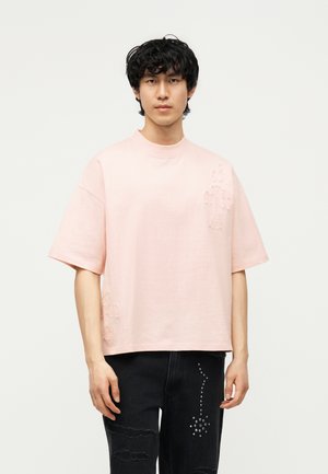 FAVELA CROSS PATCHES  - Basic T-shirt - pink