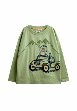 Hellgrünes langärmeliges Kindershirt mit Dinosaurier, der einen grünen Jeep fährt, und Bergmotiv auf der Vorderseite.