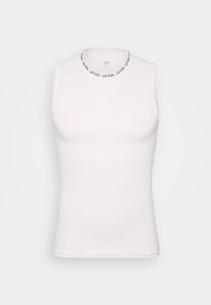 Hvit ermeløs sykkel-baselayer, laget av teksturert stoff. Har en rund halslinning med svart "LE COL"-merking ved halsen.