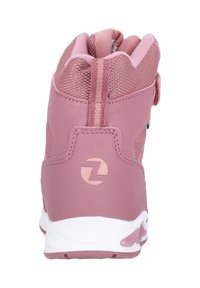 Rosa Sportschuh mit einem strukturierten Obermaterial, gepolstertem Kragen und einem Riemenverschluss. Verfügt über eine weiße Sohle mit einem farbigen Akzent.