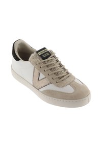 Sneaker in pelle bianca con dettagli in suede beige, linguetta testurizzata e tabella sul tallone in pelliccia nera. Presenta lacci e una punta arrotondata.