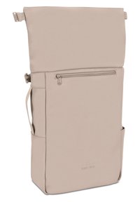 Rucsac bej cu un design tip rol, buzunar cu fermoar în față, buzunar lateral și material cu textură netedă.