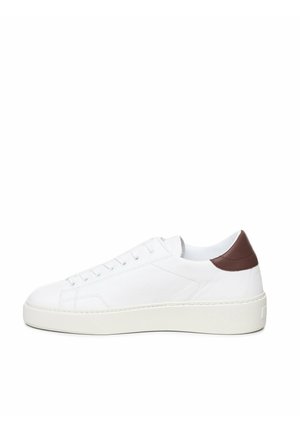 Sneaker bianco in pelle con finitura testurizzata, punta tonda, suola in gomma bianca e accentuazione in pelle marrone scuro sul tallone. Chiusura con lacci a sei occhielli.