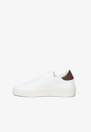 Sneaker bianco in pelle con finitura testurizzata, punta tonda, suola in gomma bianca e accentuazione in pelle marrone scuro sul tallone. Chiusura con lacci a sei occhielli.