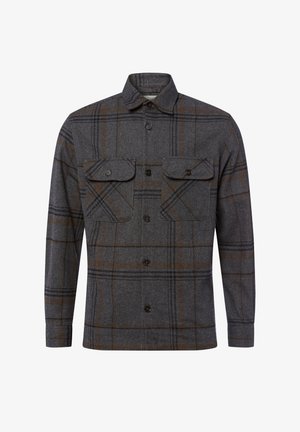 Camicia di flanella grigia con un motivo a scacchi scuro e accenti marroni, due tasche sul petto e una chiusura con bottoni sul davanti con colletto classico.
