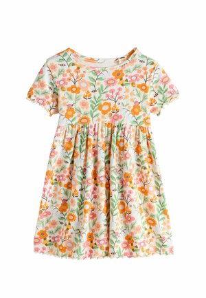 Blomsterkjole i let stof, prydet med mønstre af pink, orange og grønne blomster. Korte ærmer og en rynket nederdel med en tekstureret overflade.