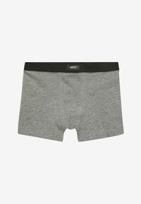 Grå bomullsboxershorts med en svart elastisk midjeband märkta "NEXT." Tyget är slätt med en subtil textur och utan mönster.