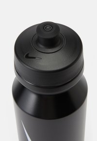Černá sportovní láhev na vodu s matným povrchem, zaobleným víkem, víčkem na tlačítko a vyraženým logem Nike.