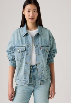Giacca in denim azzurro chiaro con taglio classico, due tasche sul petto, chiusura con bottoni e vestibilità leggermente oversize. Texture morbida e dettagli minimi.