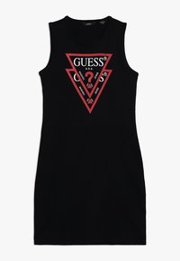 Czarna sukienka bez rękawów z trójkątnym czerwonym wzorem logo z napisem "GUESS" oraz dekoracyjnym tekstem. Wykonana z gładkiego, elastycznego materiału.