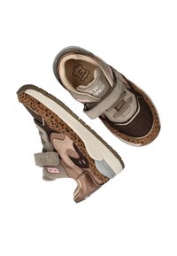 Des baskets marron et beige présentant un mélange de cuir et de matériaux en mesh, avec une sangle Velcro, des accents texturés et une semelle à motifs.