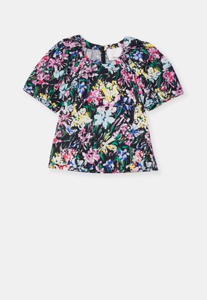 Haut à motifs floraux avec de courtes manches bouffantes ; fond noir avec des fleurs vibrantes roses, bleues et jaunes ; tissu léger, encolure arrondie.