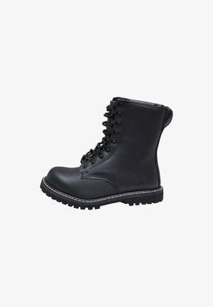 Mustad musta nahast lahingutoss, mis omab ümmargust varvast, metallist silmuseid ja paelu. Omab tugevat tallat ja valget tikandit ning tõmbenööri.