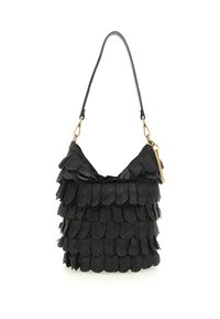 Sac à main en cuir noir avec un design superposé en forme de vagues, surface texturée et accents en métal doré. Équipé d'une bandoulière réglable.