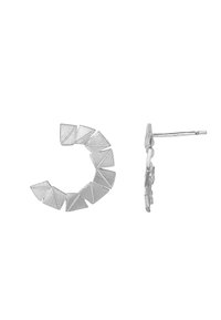 Boucles d'oreilles en argent en forme de créoles avec un motif triangulaire et une finition texturée. Fermoirs pour un port sécurisé ; design moderne et géométrique.