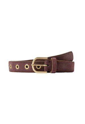 Ceinture en daim marron avec boucle dorée et œillets circulaires, roulée sur fond blanc.