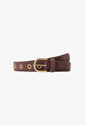 Ceinture en daim marron avec boucle dorée et œillets circulaires, roulée sur fond blanc.