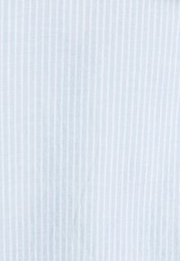 Tessuto azzurro chiaro con strisce bianche verticali, caratterizzato da una superficie liscia e una finitura morbida, adatto per abbigliamento o tessuti per la casa.