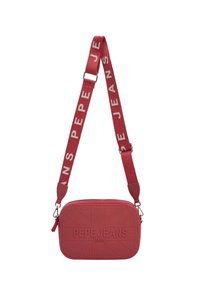 Röd rektangulär crossbody-väska med präglad logotyp. Har ett brett band med texten "PEPE JEANS", dragkedjestängning och textilstruktur.
