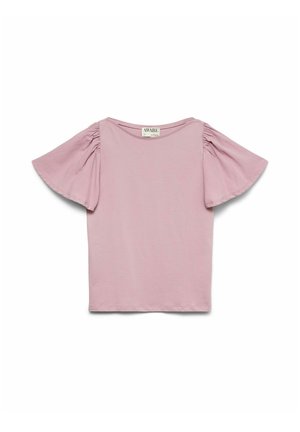 Jasnoróżowy top z krótkim rękawem, szerokimi falbaniastymi rękawami i okrągłym dekoltem, pokazany na płaskim białym tle.