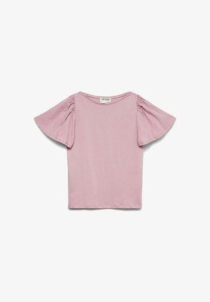 Jasnoróżowy top z krótkim rękawem, szerokimi falbaniastymi rękawami i okrągłym dekoltem, pokazany na płaskim białym tle.