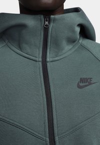 Nike Sportswear Sweater met rits - deep jungle black