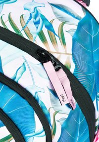Barevný batoh s květinovým vzorem v modrých a zelených tónech, s černými zipovými detaily a růžovými štítky. Texturovaná tkanina.