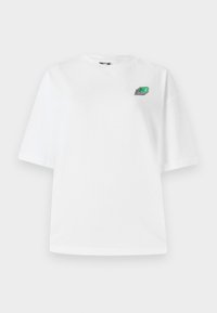 T-shirt en coton blanc à manches courtes, coupe oversize, avec un petit logo multicolore sur la zone du poitrine gauche. Texture lisse.