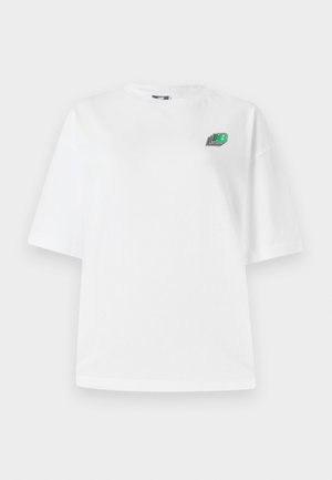 Camiseta branca de algodão com mangas curtas, de corte oversized, apresentando um pequeno logotipo multicolorido na área do peito esquerdo. Textura suave.