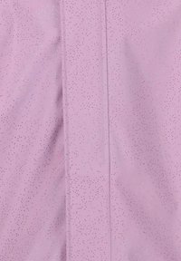 Tissu rose clair avec une texture lisse, parsemé de tâches de paillettes multicolores, créant un effet scintillant sur toute la surface.